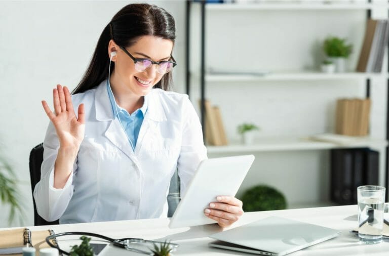 Doctora conectada con pacientes