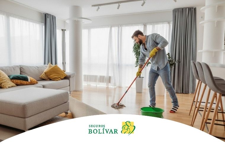 Hombre trapeando el piso, ilustrando el ejercicio en casa con tareas del hogar.