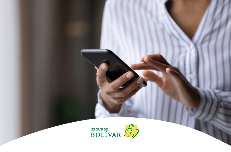 Primer plano de manos de una persona usando un smartphone para navegar o usar aplicaciones, ilustrando el acceso a servicios digitales.