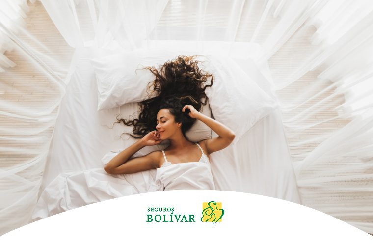 Mujer joven con cabello largo descansando plácidamente en una cama blanca.