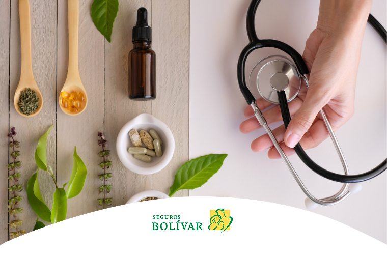 Imagen dividida que muestra una mano con un estetoscopio junto a una variedad de productos botánicos, gotas y cápsulas naturales sobre una superficie de madera.